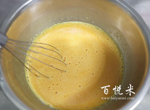 2個(gè)雞蛋做11杯蛋糕，不打發(fā)雞蛋不放黃油，拌一拌就烤蓬松暄軟